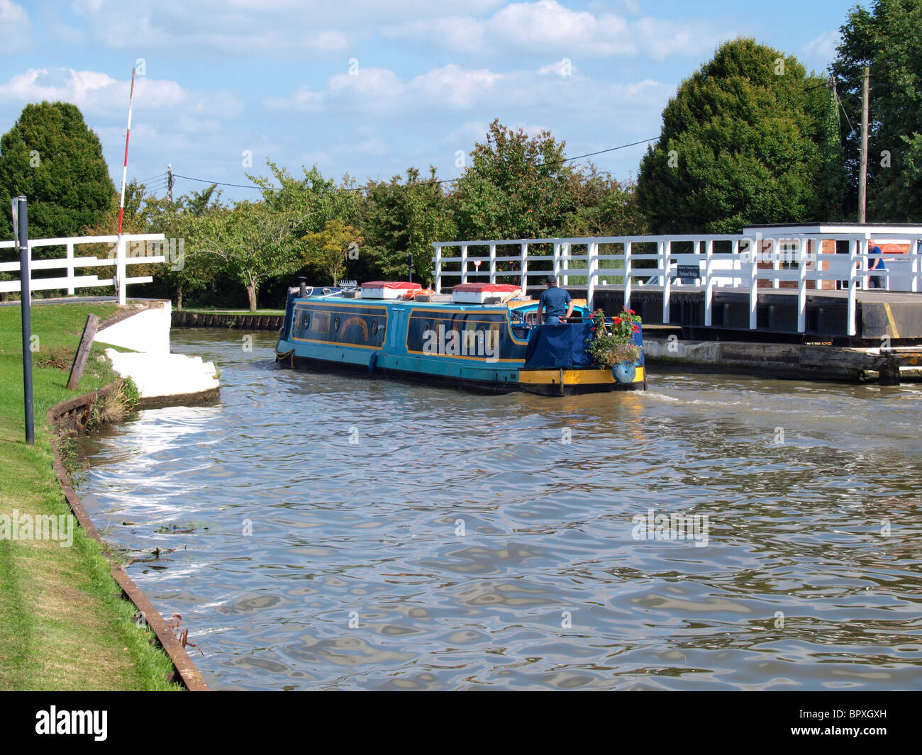 Kanalboot vorbei eine Drehbrücke Straße auf den Gloucester und Schärfe-Kanal, Großbritannien Stockfoto