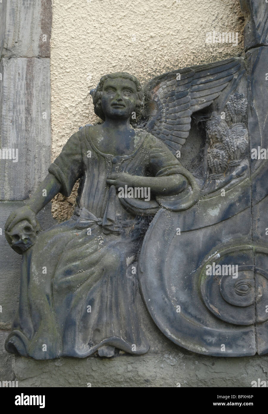 Detail aus einem Gedenkgottesdienst in der Greyfriars Kirkyard, Edinburgh zeigt einen Engel hält einen Schädel. Stockfoto