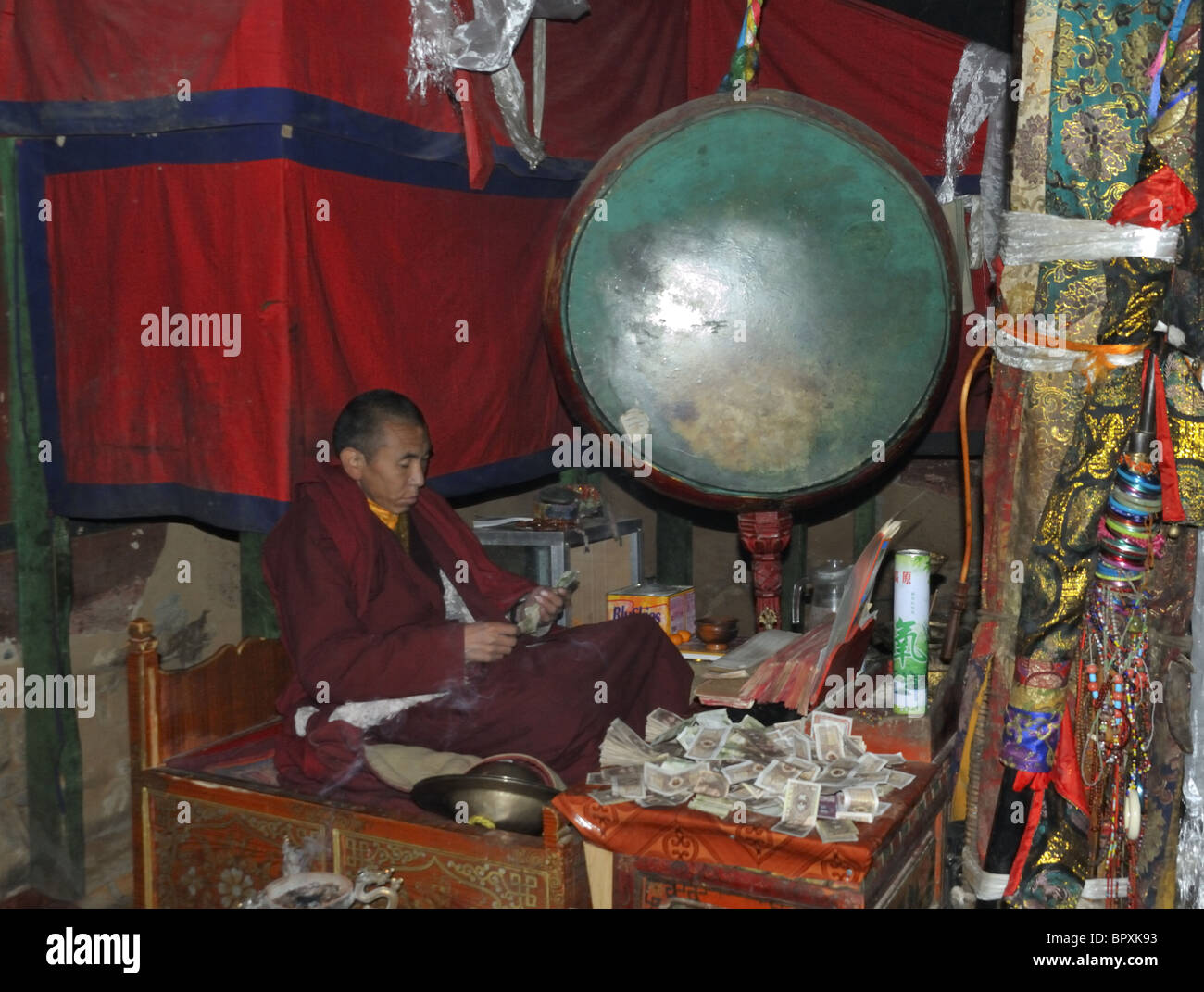 Mönch mit Gong, Samye Kloster, Tibet. Stockfoto