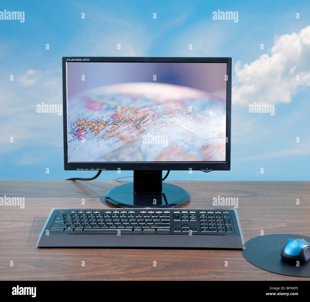 Globus am Computer-Bildschirm am Schreibtisch Stockfoto