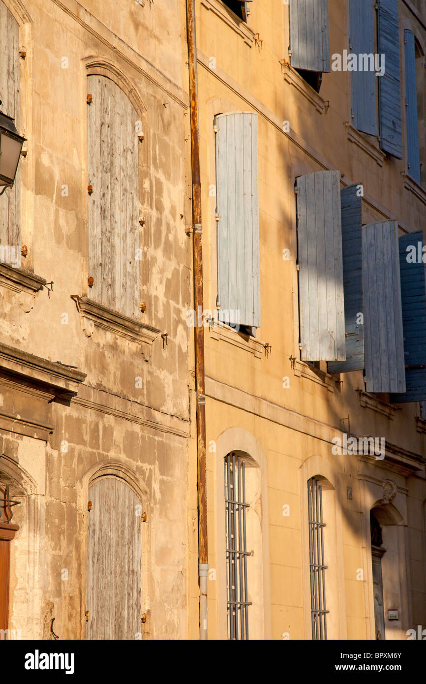 Windows im französischen Kleinstadt Stockfoto