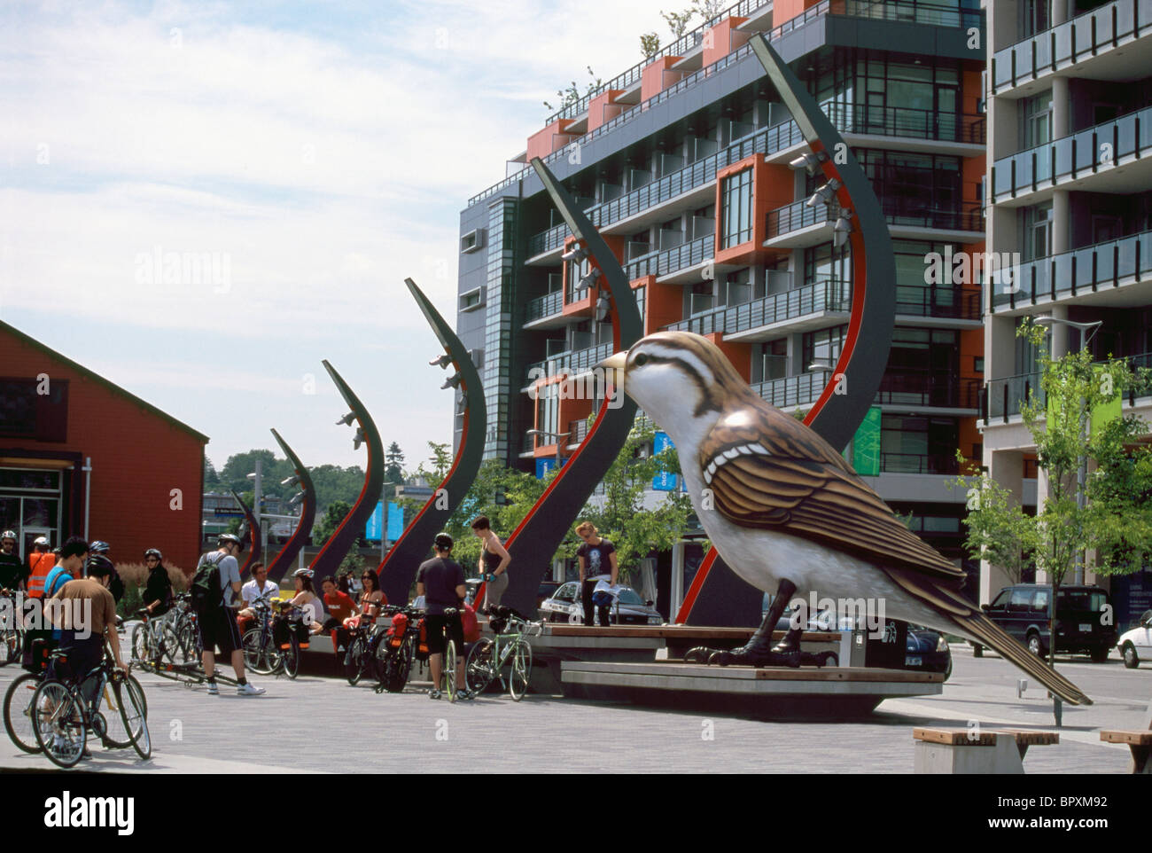 Vancouver, BC, Britisch-Kolumbien, Kanada - Olympic Plaza im Village am False Creek - große Spatz Vogel Skulptur und Eigentumswohnungen Stockfoto