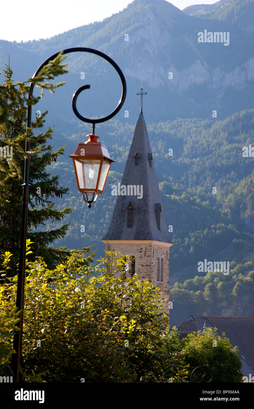 Kirchturm in Landschaft von Frankreich Stockfoto