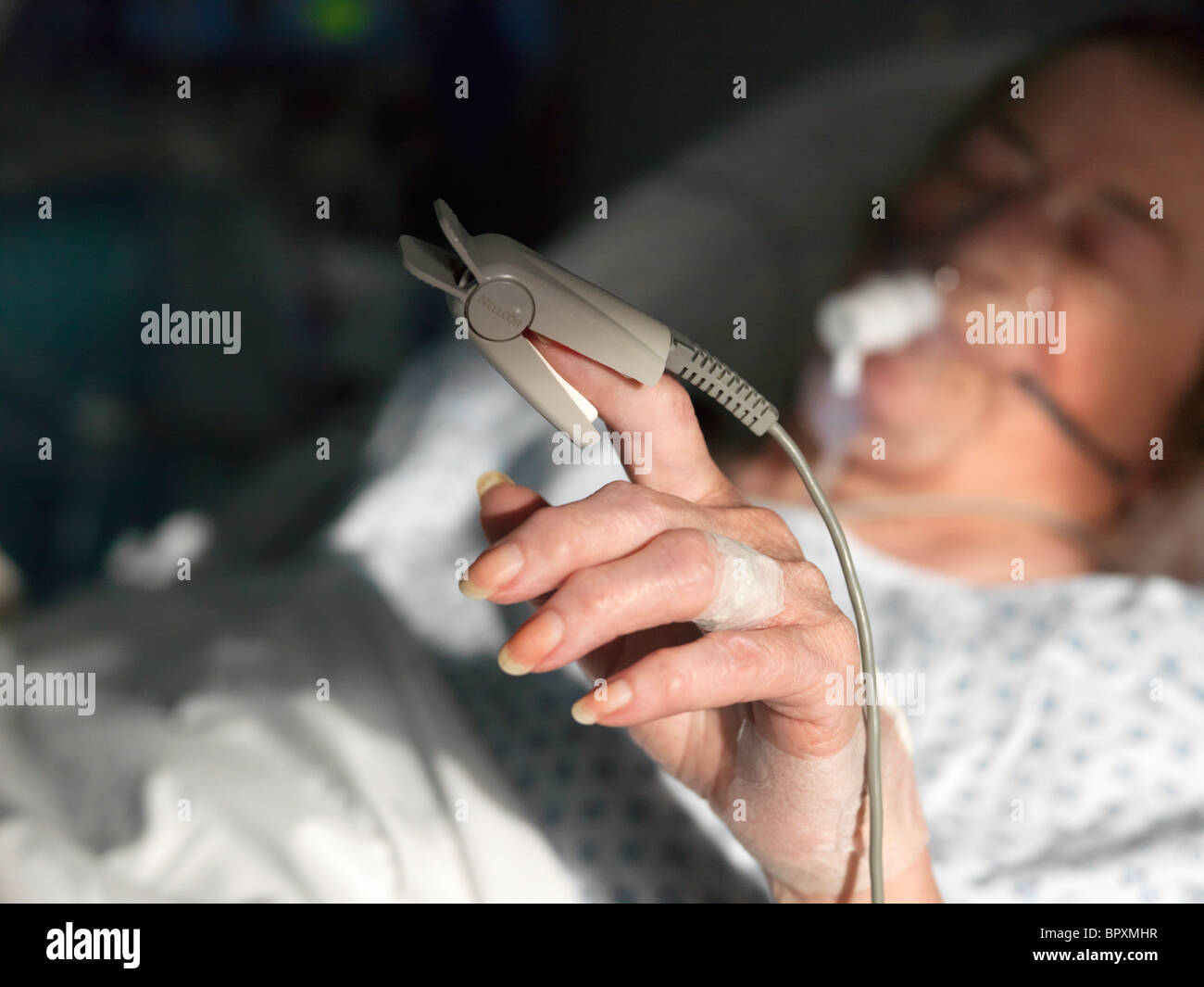 London England Private Intensivstation Seniorin mit Oximeter am Finger Stockfoto
