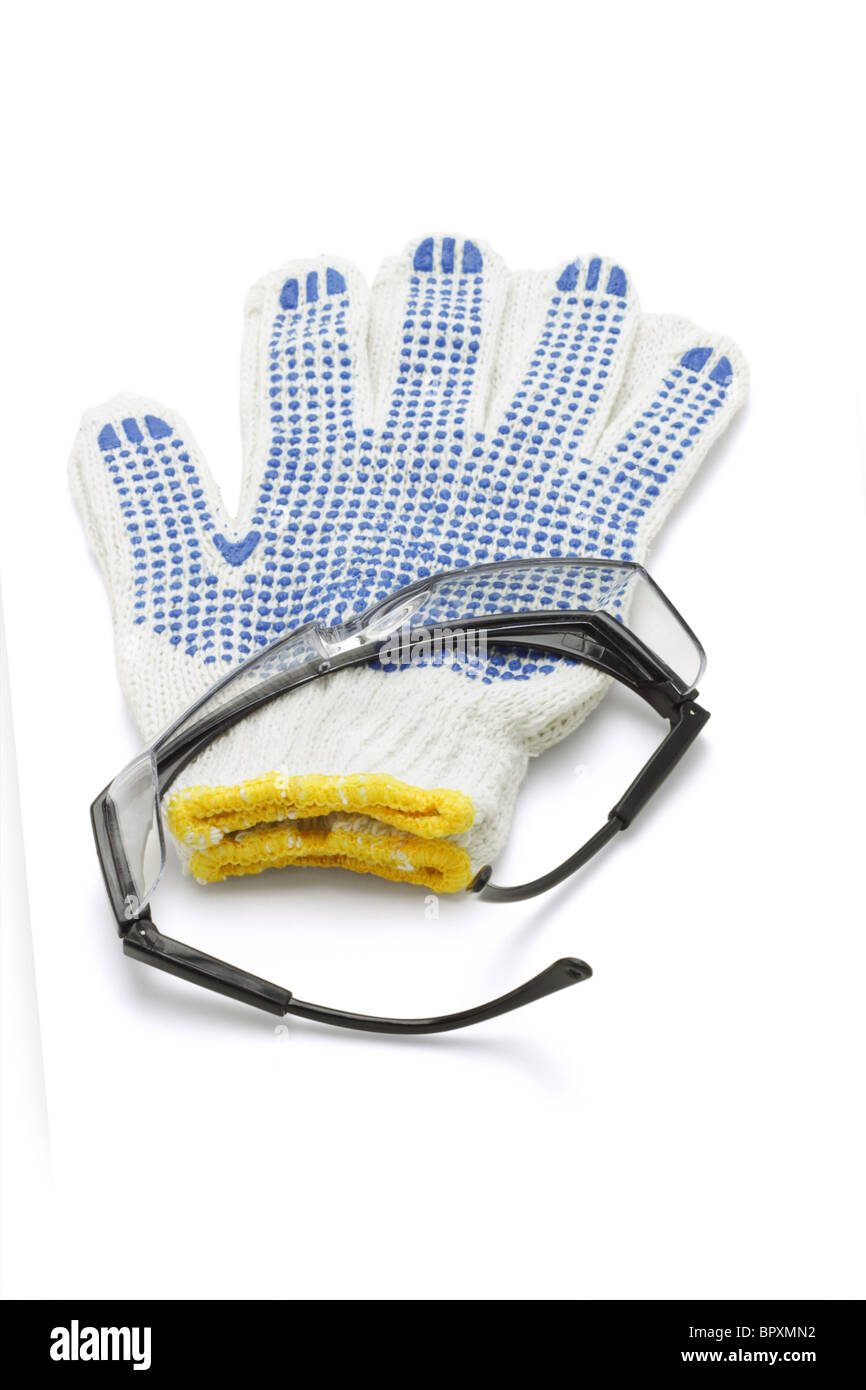 Schutzbrille und Baumwoll-Handschuhe auf weißem Hintergrund Stockfoto