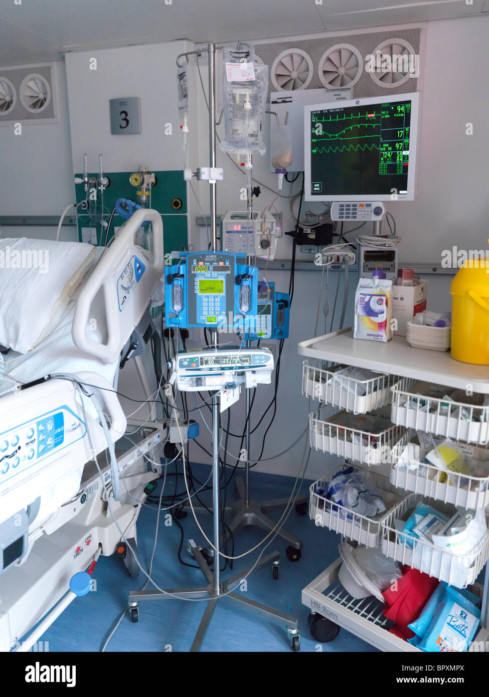 London England Private Intensive Care Unit die Infusion, Monitor zeigt Herzfrequenz Stockfoto