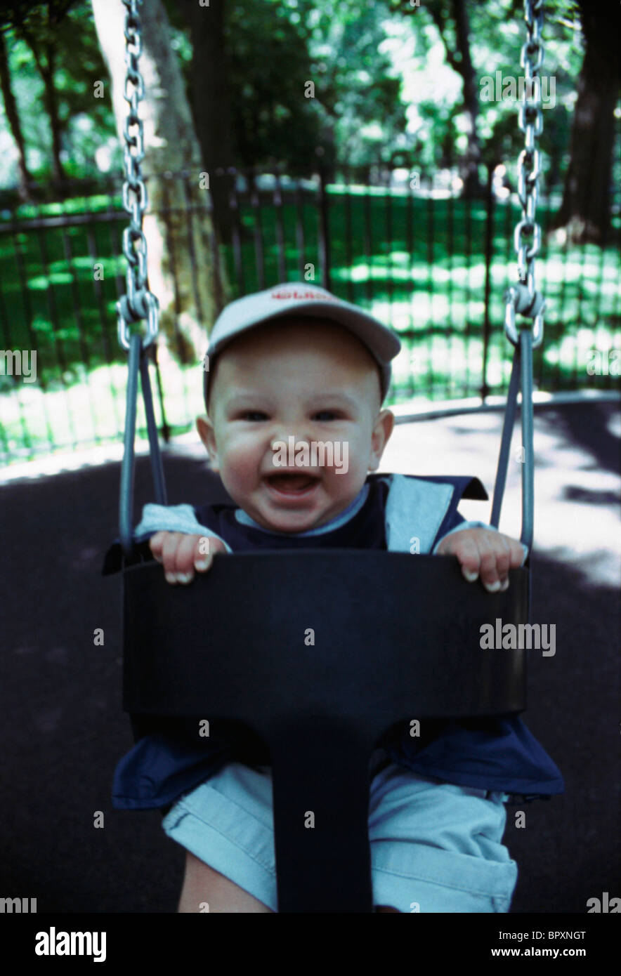 junge schwingen im park nyc Stockfoto