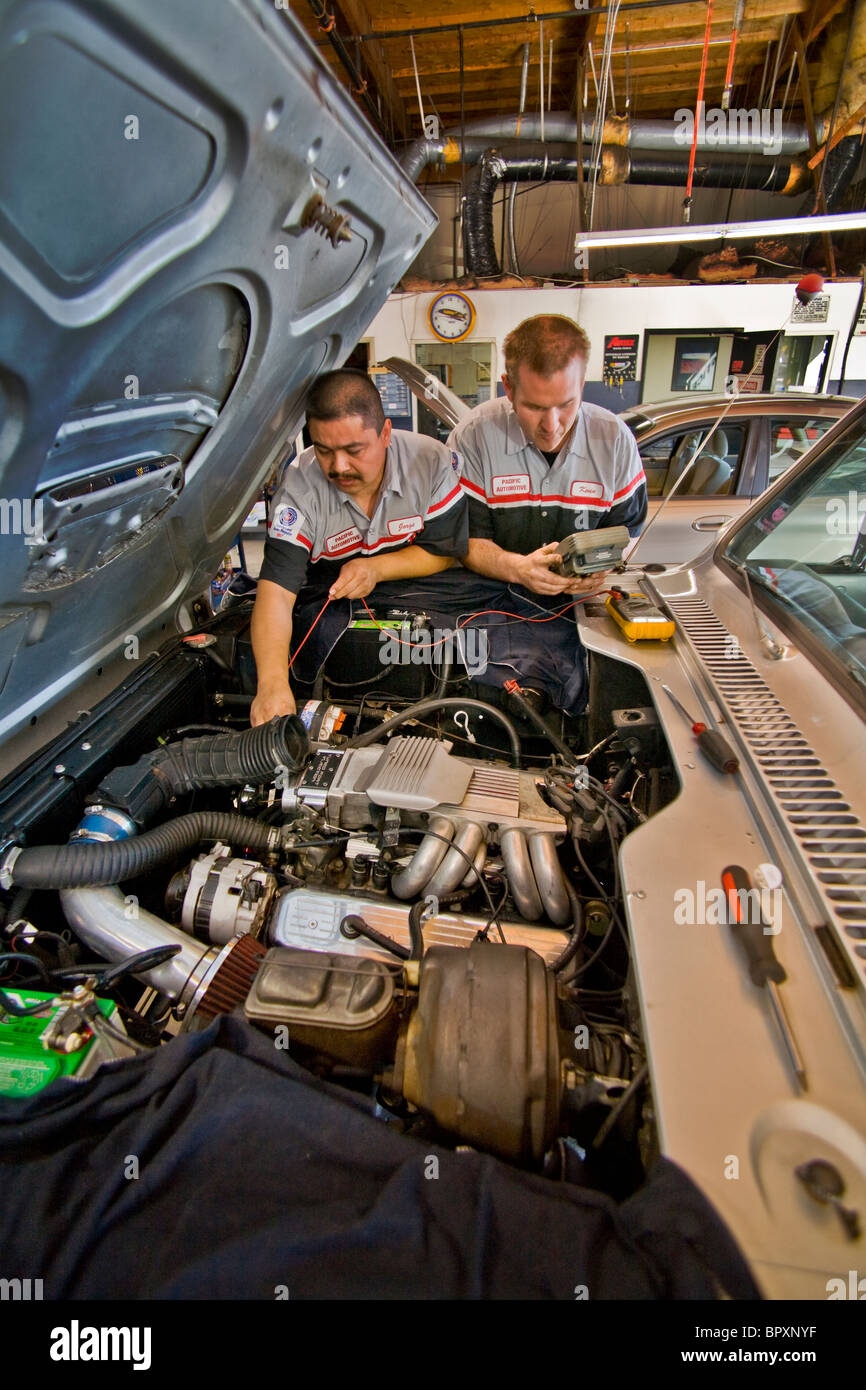 Ein Hispanic und kaukasischen Mechaniker tune einen LKW-Motor an die freie Werkstatt in Südkalifornien. Stockfoto