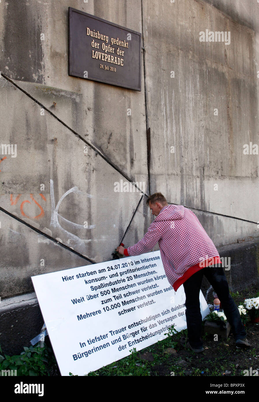 Duisburg, Deutschland, Loveparade 2010: Website, wo eine Tragödie passiert wenn am 24. Juli 2010 21 Tote und Hunderte Verletzte Stockfoto Duisburg, Deutschland, Loveparade 2010: Website, wo eine Tragödie passiert wenn am 24. Juli 2010 21 Tote und Hunderte Verletzte Stockfoto
