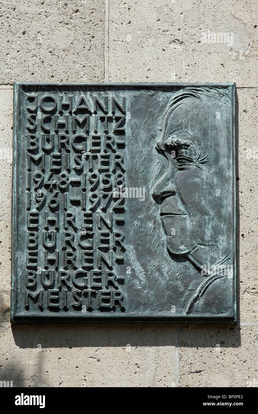 Gedenktafel Mit Relief von Alt-Bürgermeister Johann Schmitz bin Alten Rathaus Auf Dem Johann-Schmitz-Platz in Frechen, Ville, Naturpark Rheinland, noch Stockfoto