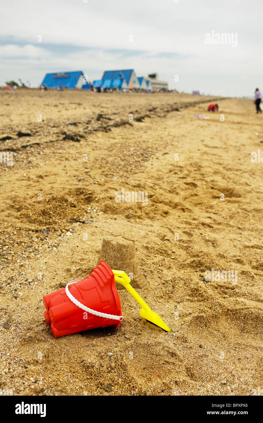 Ein Eimer, Schaufel und Sandburg am Strand in Southend on Sea in Essex.  Foto von Gordon Scammell Stockfoto