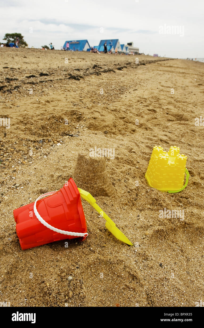 Eine Schaufel, Spaten und sandcastle auf einem Strand in Southend On Sea, Essex, an. Stockfoto