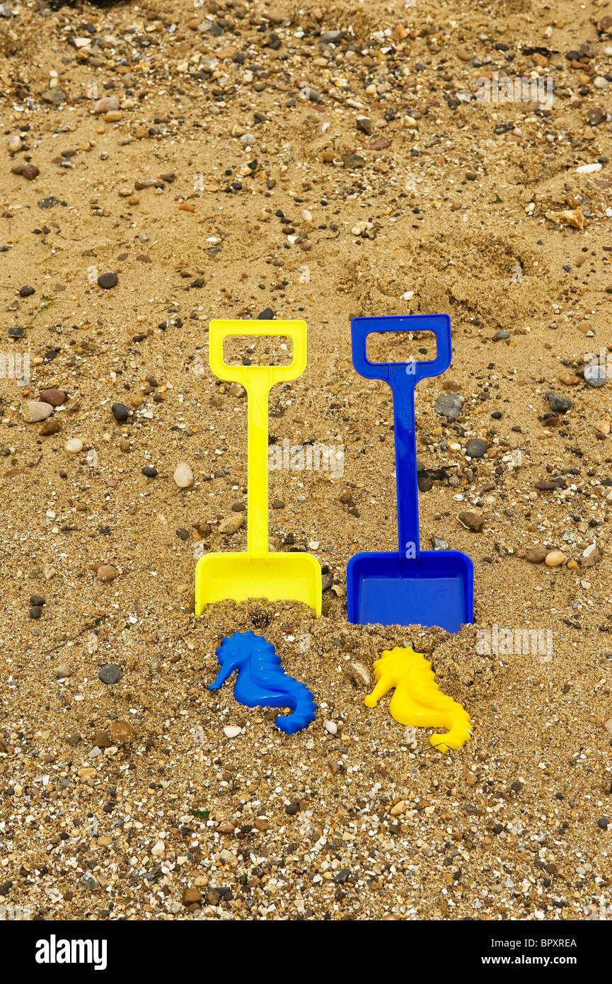 Zwei Kunststoff-Pik an einem Strand. Stockfoto