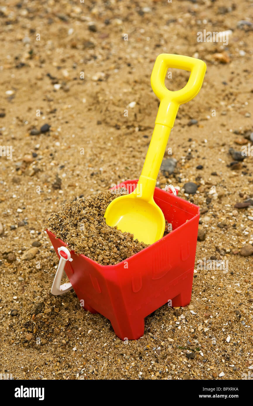 Ein Eimer und Schaufel an einem Strand. Stockfoto