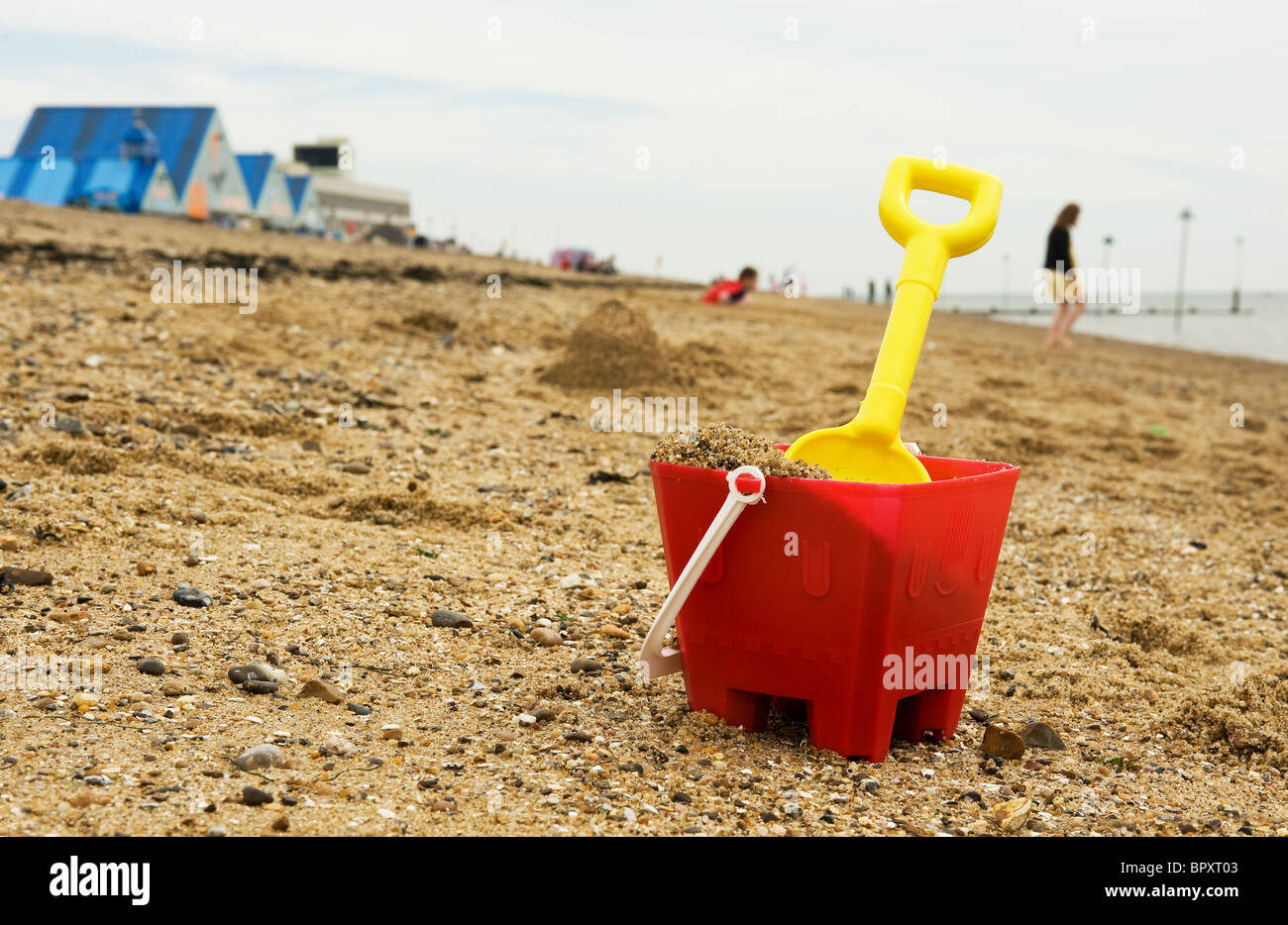 Ein Eimer, Schaufel und Sandburg am Strand in Southend on Sea in Essex.  Foto von Gordon Scammell Stockfoto