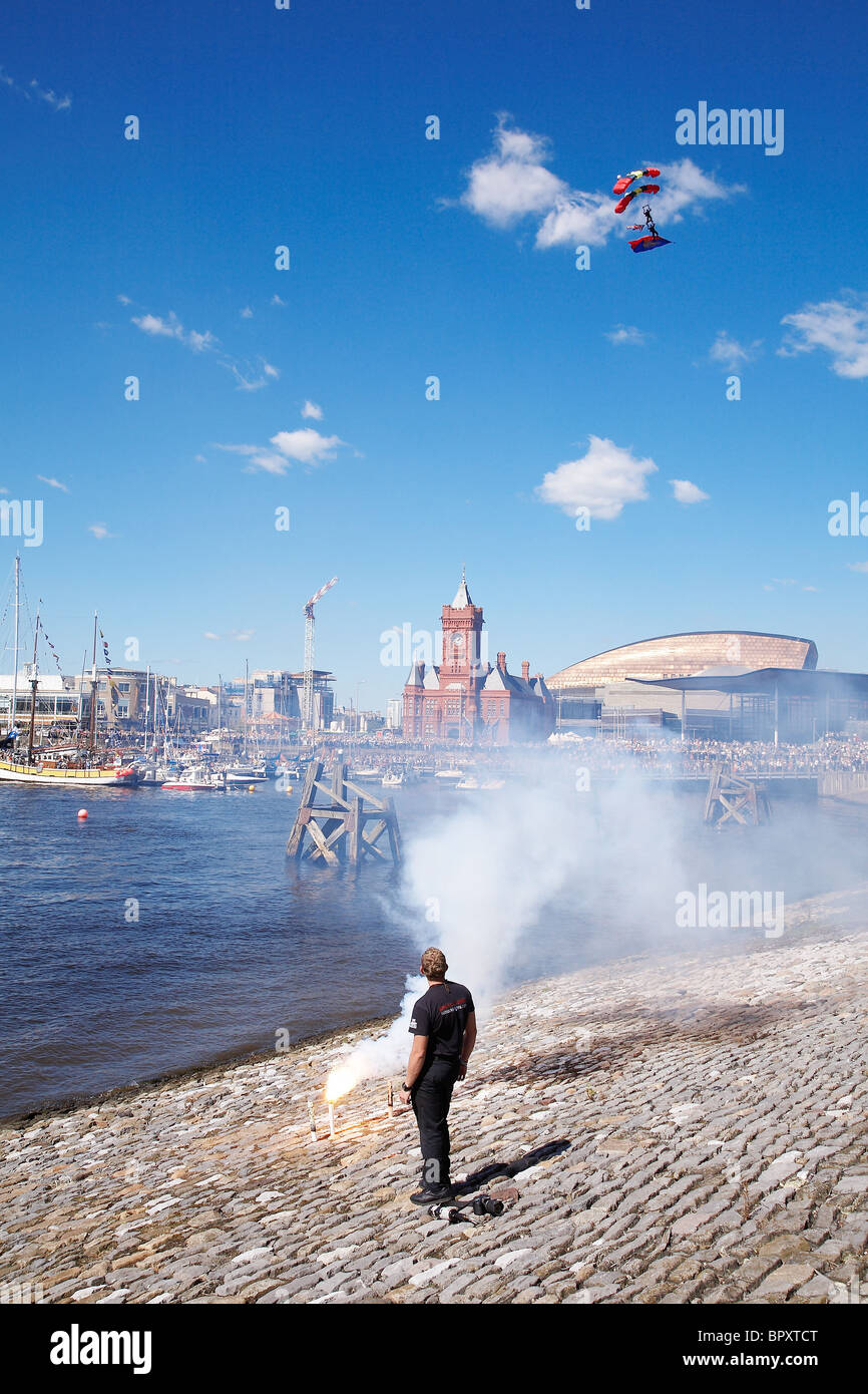 Himmel Taucher kommen, um an der Cardiff Bay Hafenfest in der Cardiff Bay, South Wales landen. Stockfoto