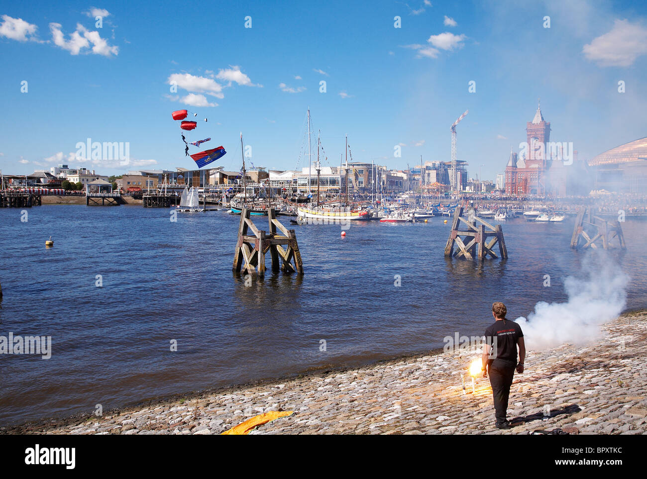 Himmel Taucher kommen, um an der Cardiff Bay Hafenfest in der Cardiff Bay, South Wales landen. Stockfoto