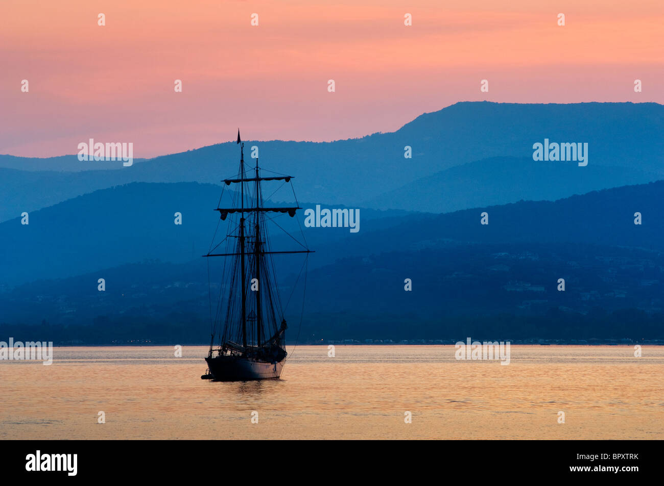 Eine quadratische manipulierten Segelboot vor Anker in der Golfe de St Tropez Stockfoto
