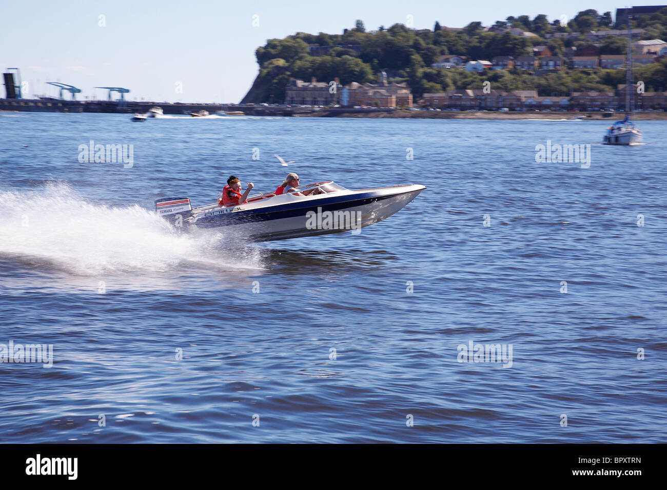 Vater und Sohn ein Spaß Tag in ihre Schnellboot in Cardiff Bay, Wales. Stockfoto