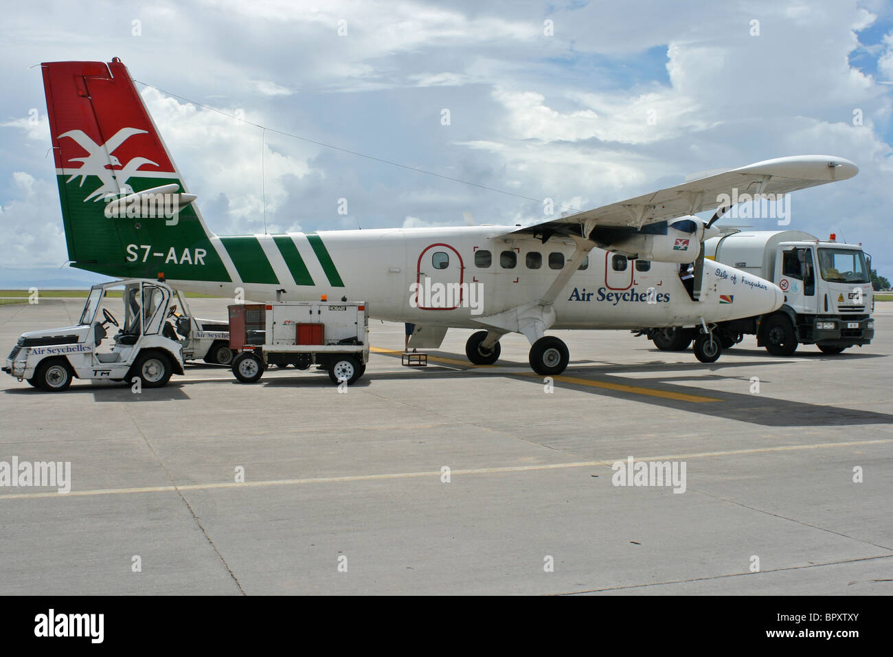 Laden einer Air Seychelles DHC-6 Twin Otter, Twin-Propeller-Flugzeug auf der Landebahn am Flughafen Mahé auf den Seychellen Stockfoto