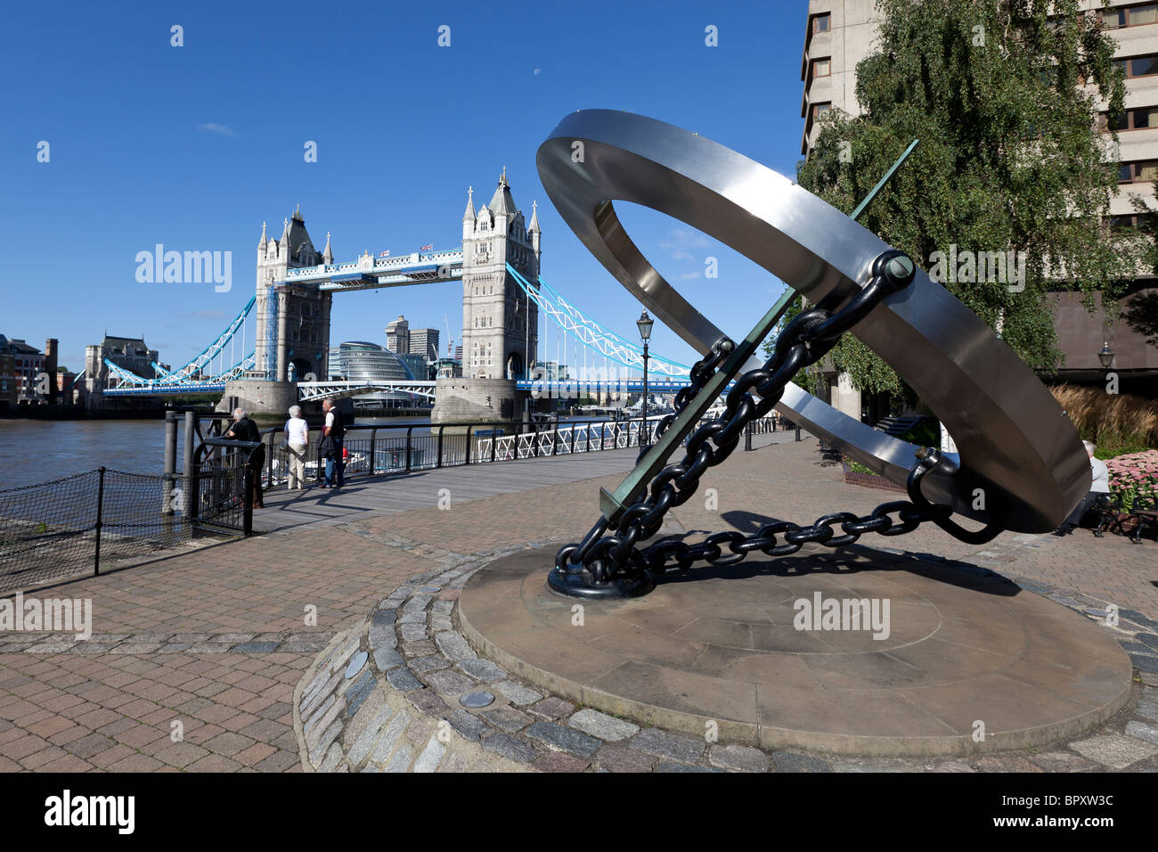 Zeitmesser von Wendy Taylor & Tower Bridge, St Katherine's Dock, London, UK. Stockfoto