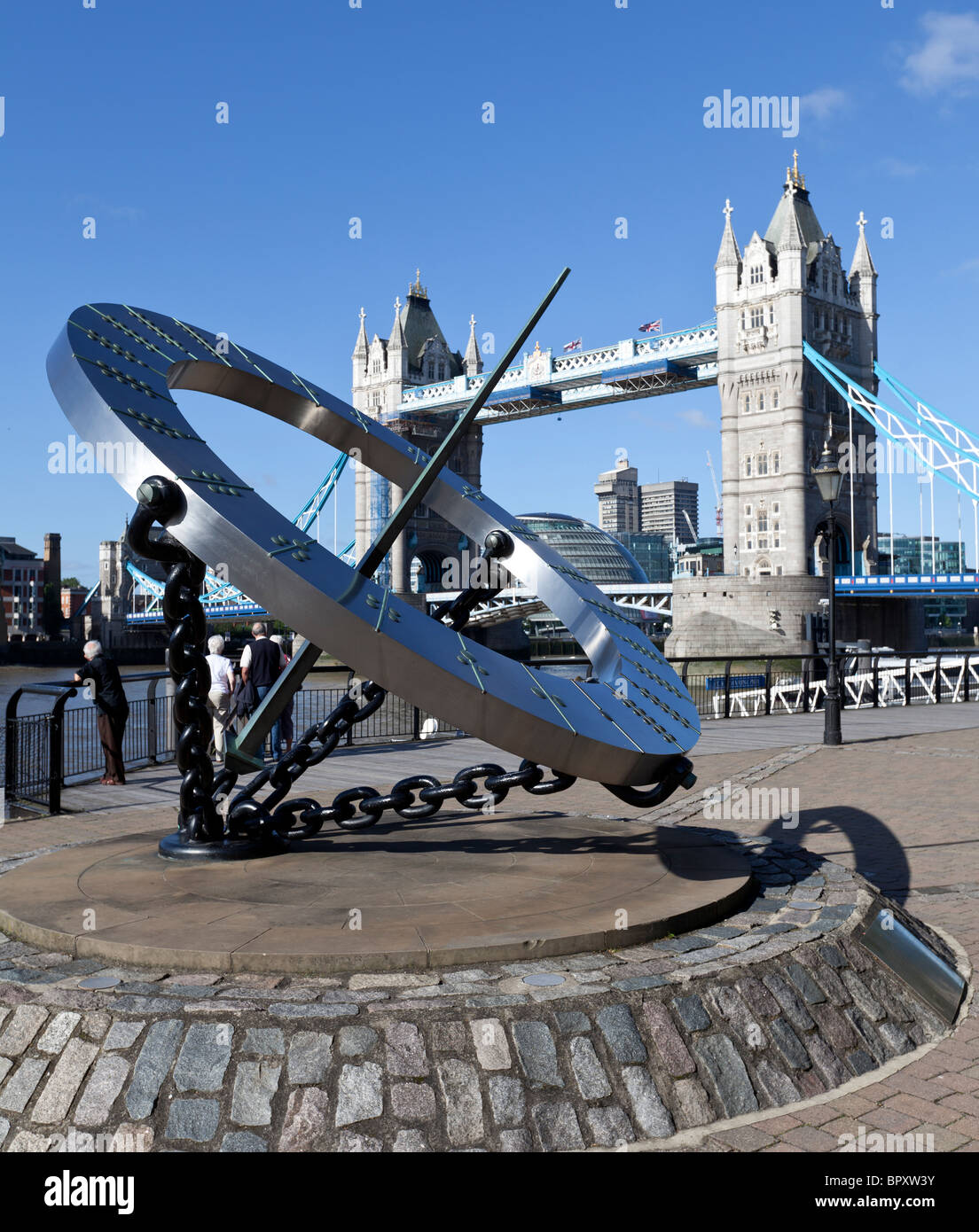 Zeitmesser von Wendy Taylor & Tower Bridge, St Katherine's Dock, London, UK. Stockfoto