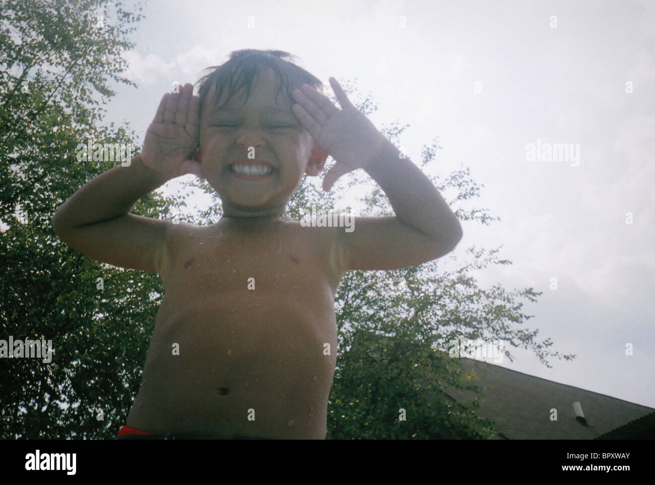 Junge lächelnd Pool. Stockfoto