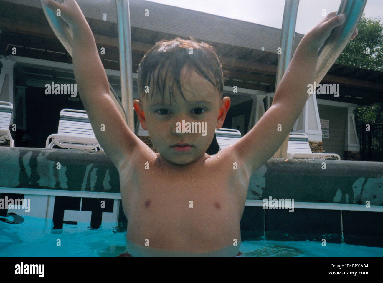 JUNGE PORTRAIT POOL Stockfoto