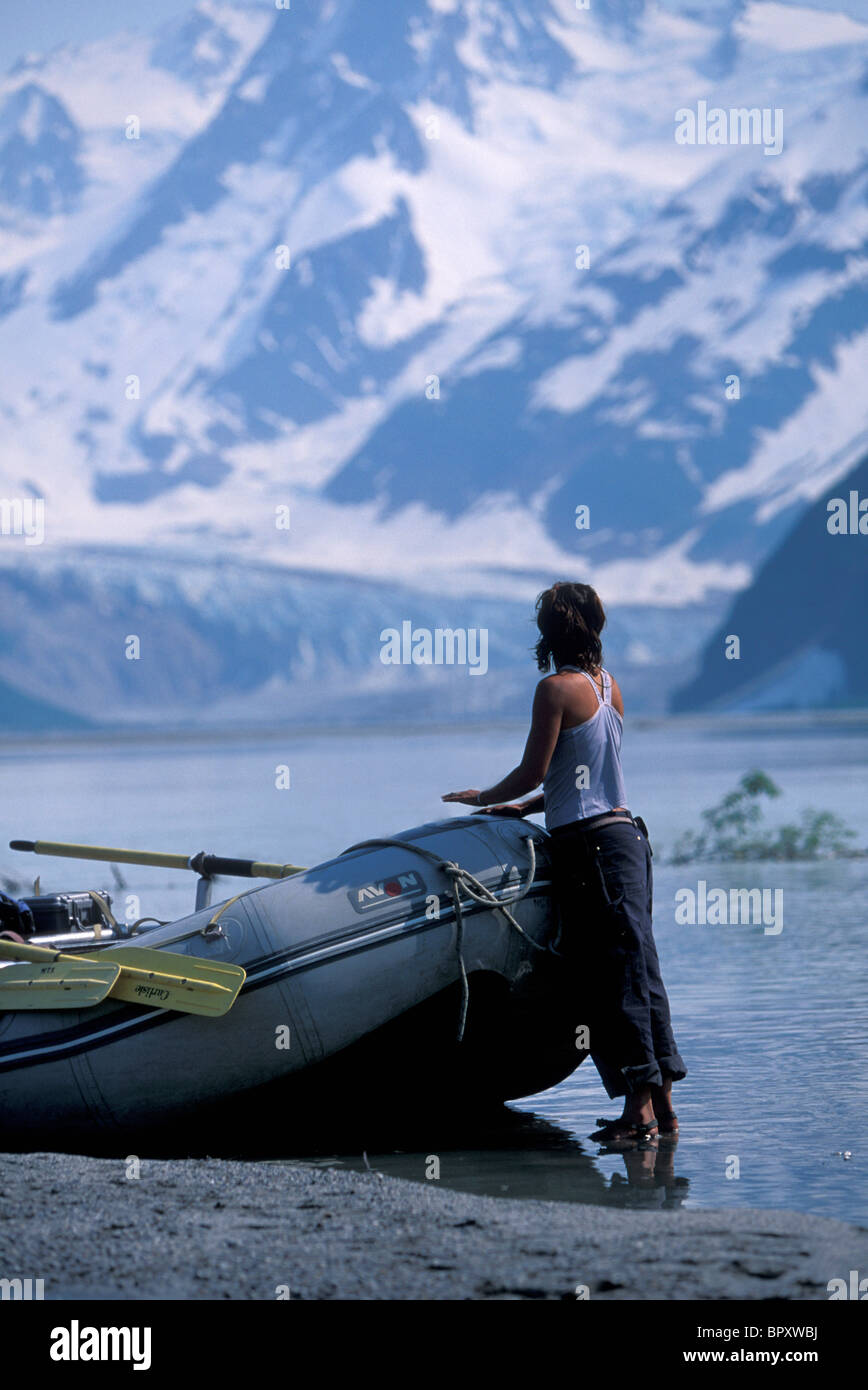 Weibliche Flussführer mit Floß schaut während einer Expedition Tatshenshini-Alsek River Walker Gletscher und die Berge Fairweather, Stockfoto