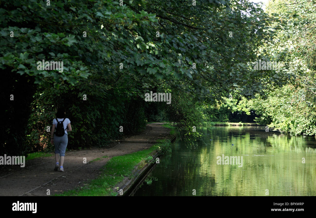 Frau zu Fuß auf der Grand Union Canal Leinpfad in Hertfordshire, Großbritannien. Stockfoto