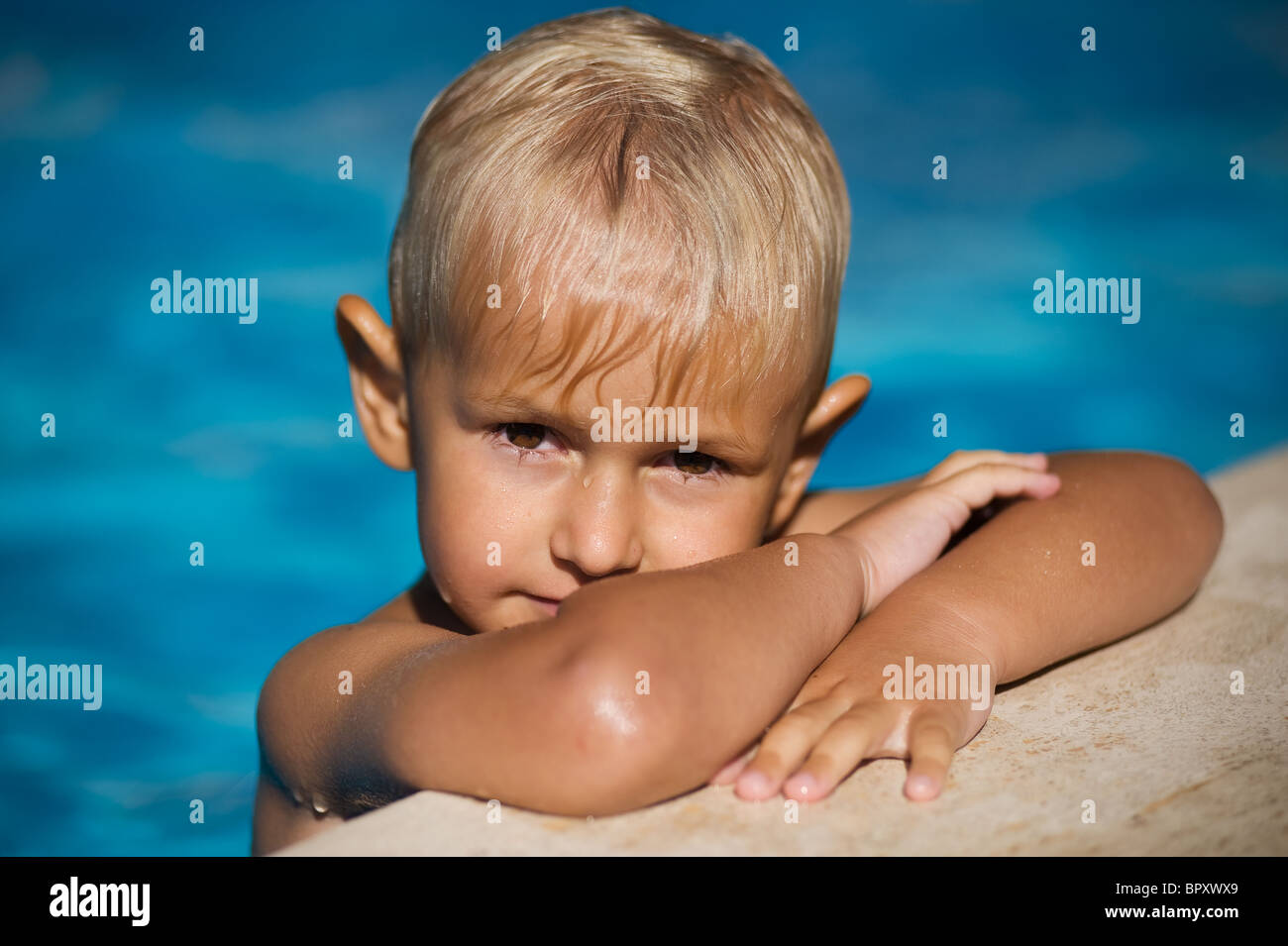 Junge im Schwimmbad Stockfoto