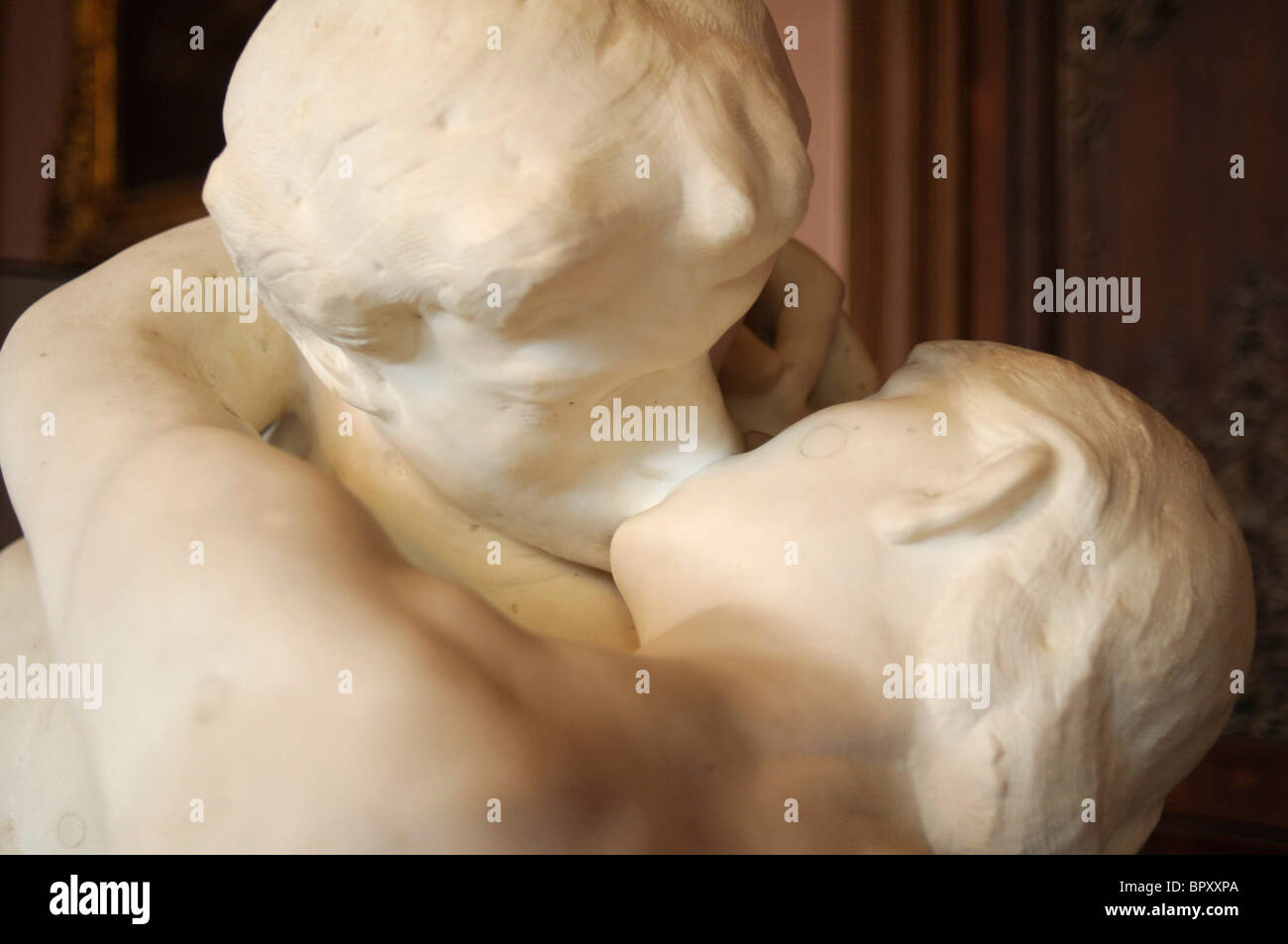 "Der Kuss" ist eine der berühmtesten Skulpturen Auguste Rodins, auf dem Display in das Rodin-Museum in Paris, Frankreich. Stockfoto