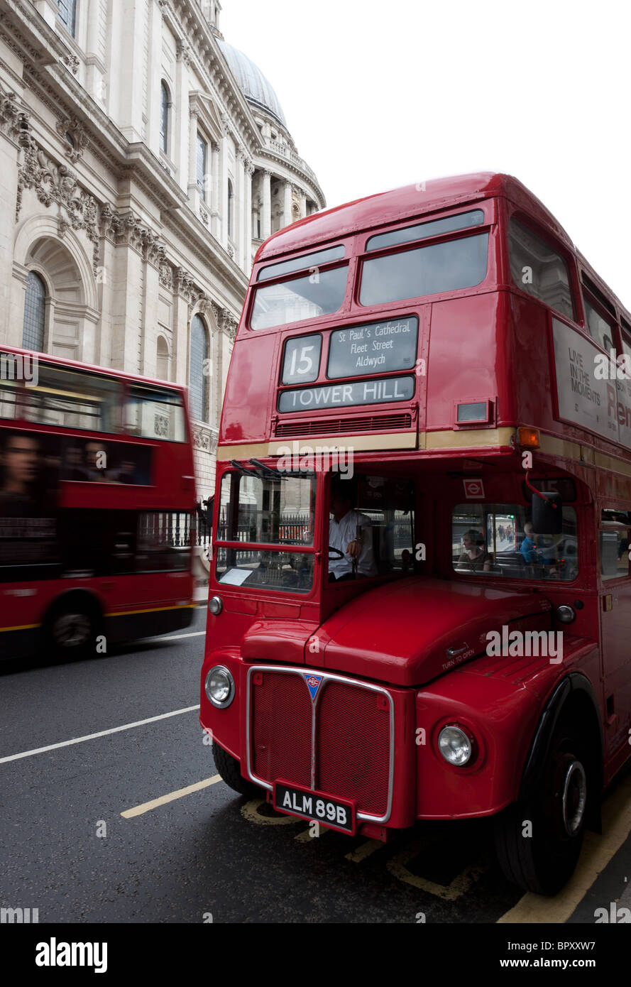 Alten Routemaster Bus außerhalb St. Pauls Cathedral, London Stockfoto