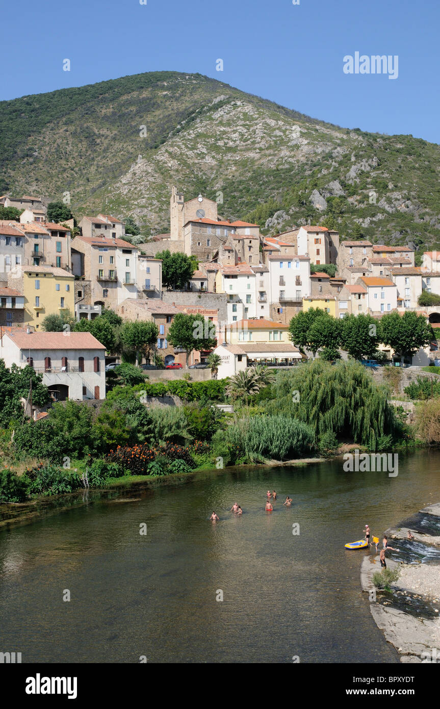 Baden im Fluss Orb in der alten Stadt Roquebrun auf den Fluss Orb im Haut Languedoc im Süden Frankreichs Stockfoto