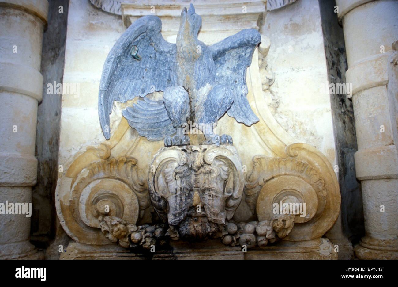 Der maltesische Falke, Symbol der Kreuzritter, auf einem Gebäude in Malta Stockfoto