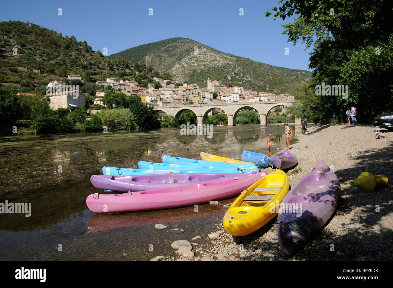 Kajaks zu mieten auf den Fluss Orb in der alten Stadt Roquebrun im Haut Languedoc im Süden Frankreichs Stockfoto