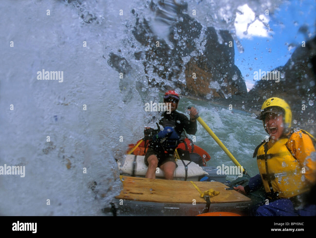 Fluss-Guide und Client Klammer für Riesenwelle in großen Stromschnellen des Yangtze-Flusses in der Provinz Yunnan, China Stockfoto