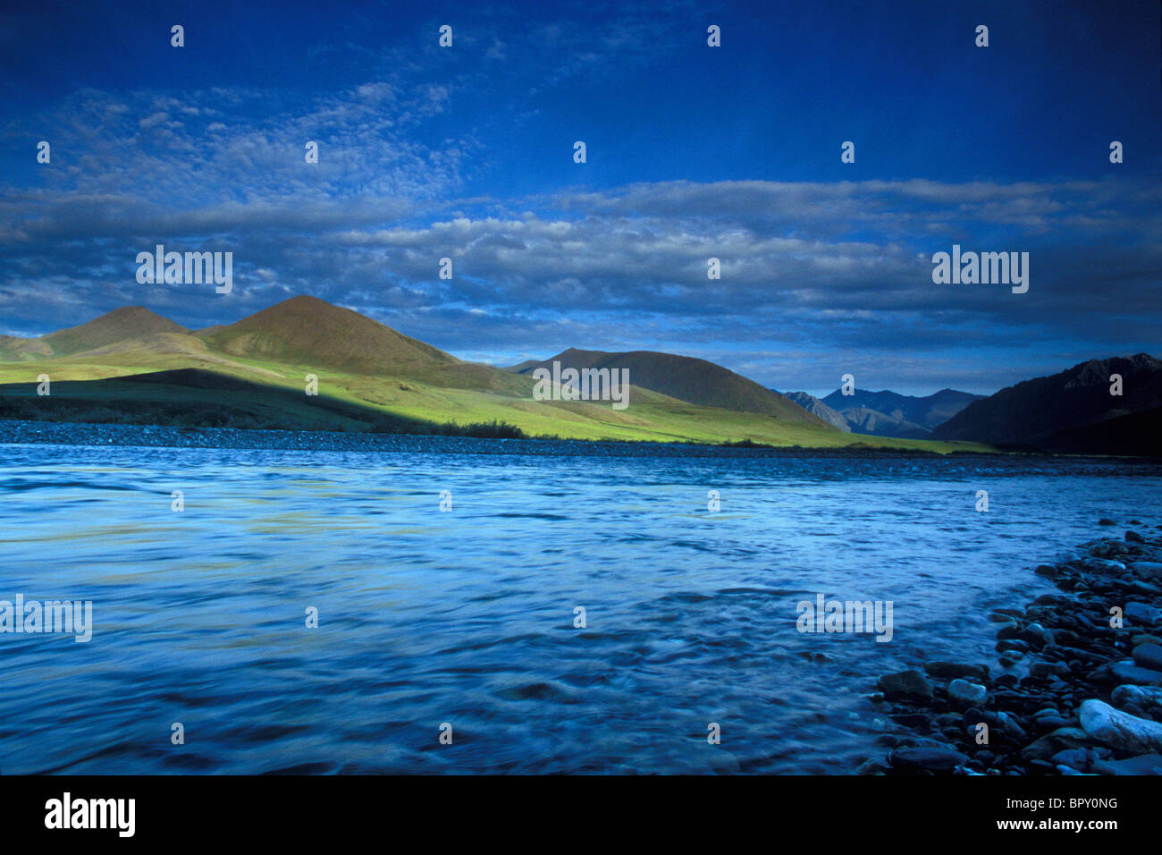 Mitternacht im Sommer kurz nach der Sonnenwende, Kongakut Fluss, Arctic National Wildlife Refuge, oder ANWR, Alaska Stockfoto