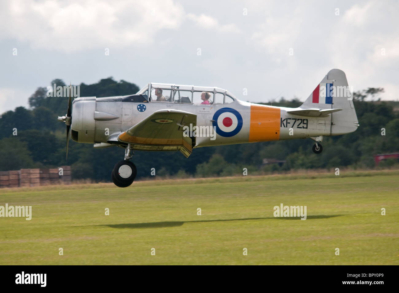 North American Aviation t-6 Texan Trainer landet auf dem Duxford Stockfoto