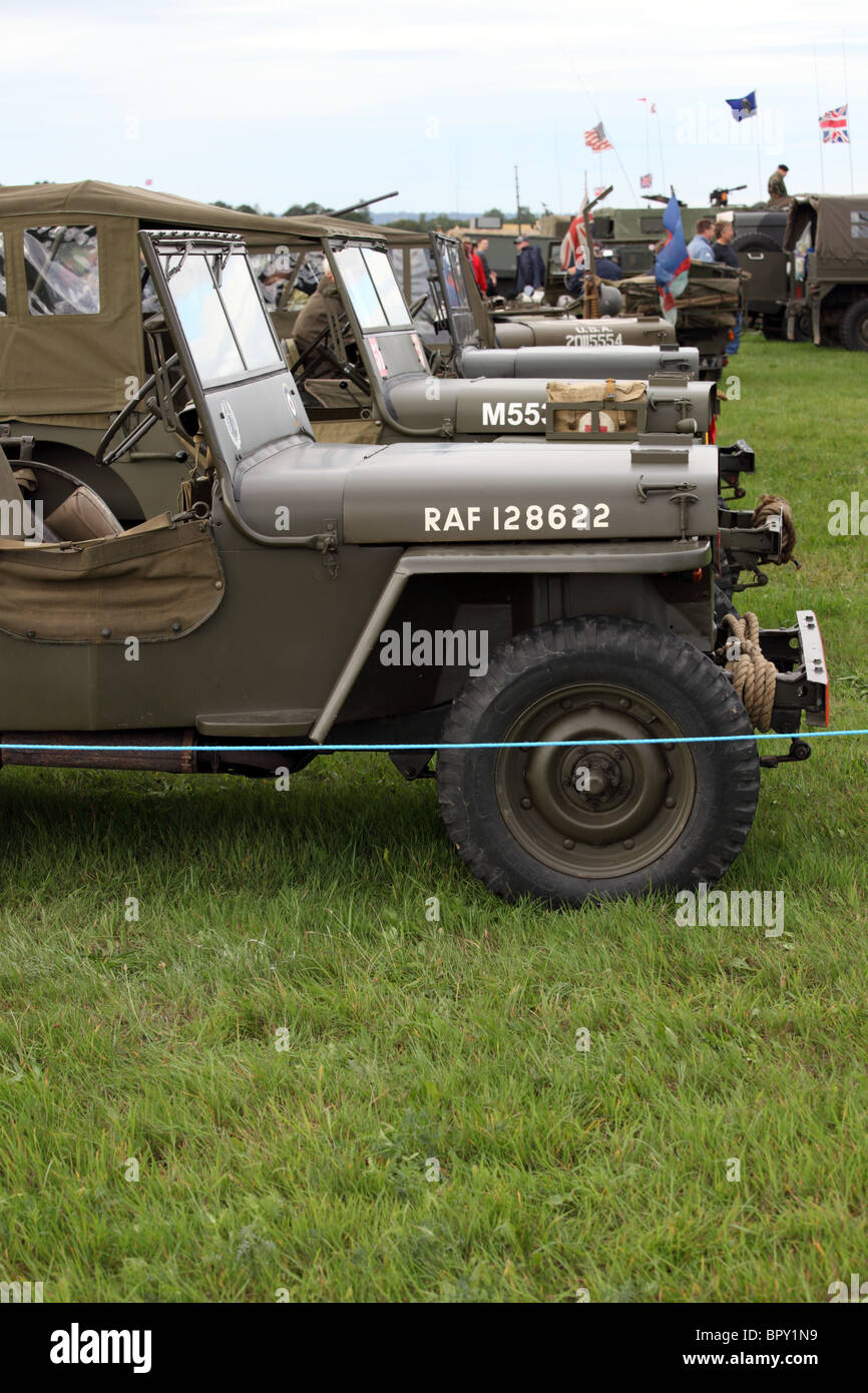 Reihe militärischer Jeeps auf Anzeige an dunsfold Wings und Räder 2010 Stockfoto