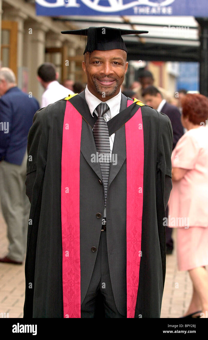 Fußballer Cyrille Regis nach Erhalt der Ehrendoktorwürde der Universität Wolverhampton Stockfoto