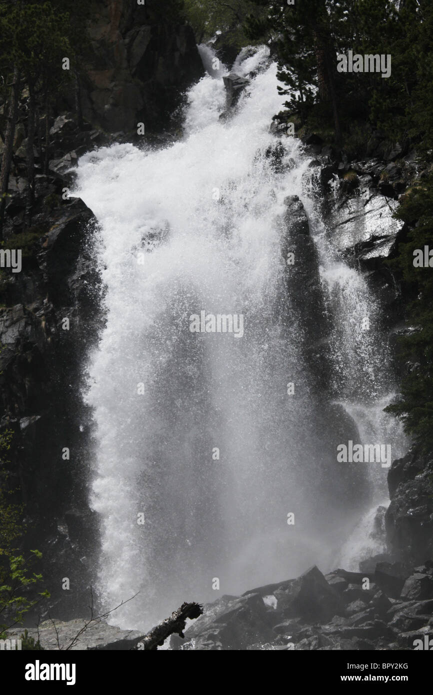 De Ratera Wasserfälle und alpinen Wald Pyrenäen Traverse planmäßig im spanischen Sant Maurici Nationalpark Pyrenäen Stockfoto