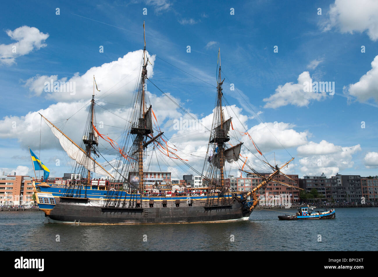 Ein Schiff betritt den Hafen für SAIL Amsterdam 2010. Stockfoto