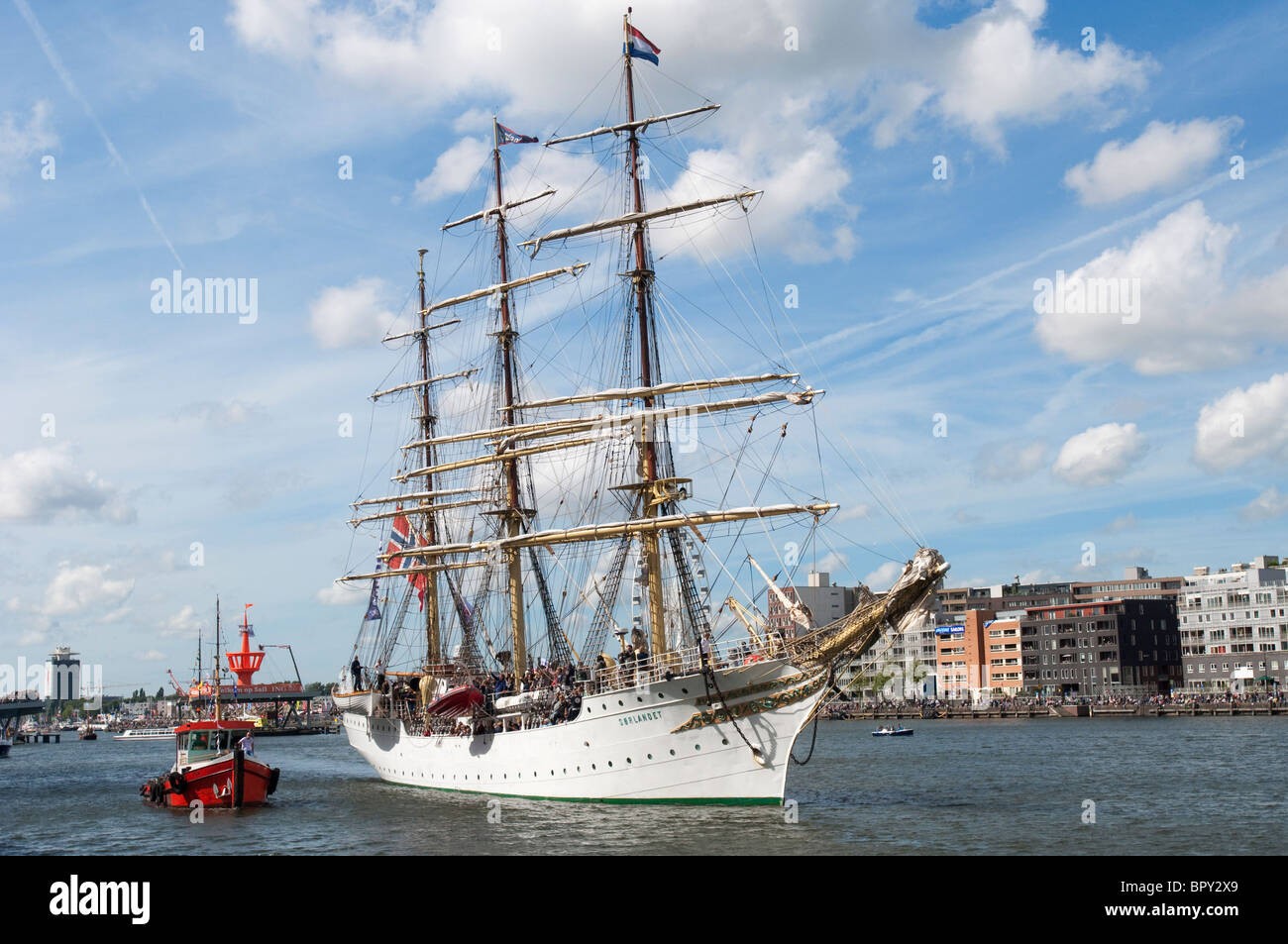 Einem norwegischen Großsegler betritt den Hafen für SAIL Amsterdam 2010. Stockfoto