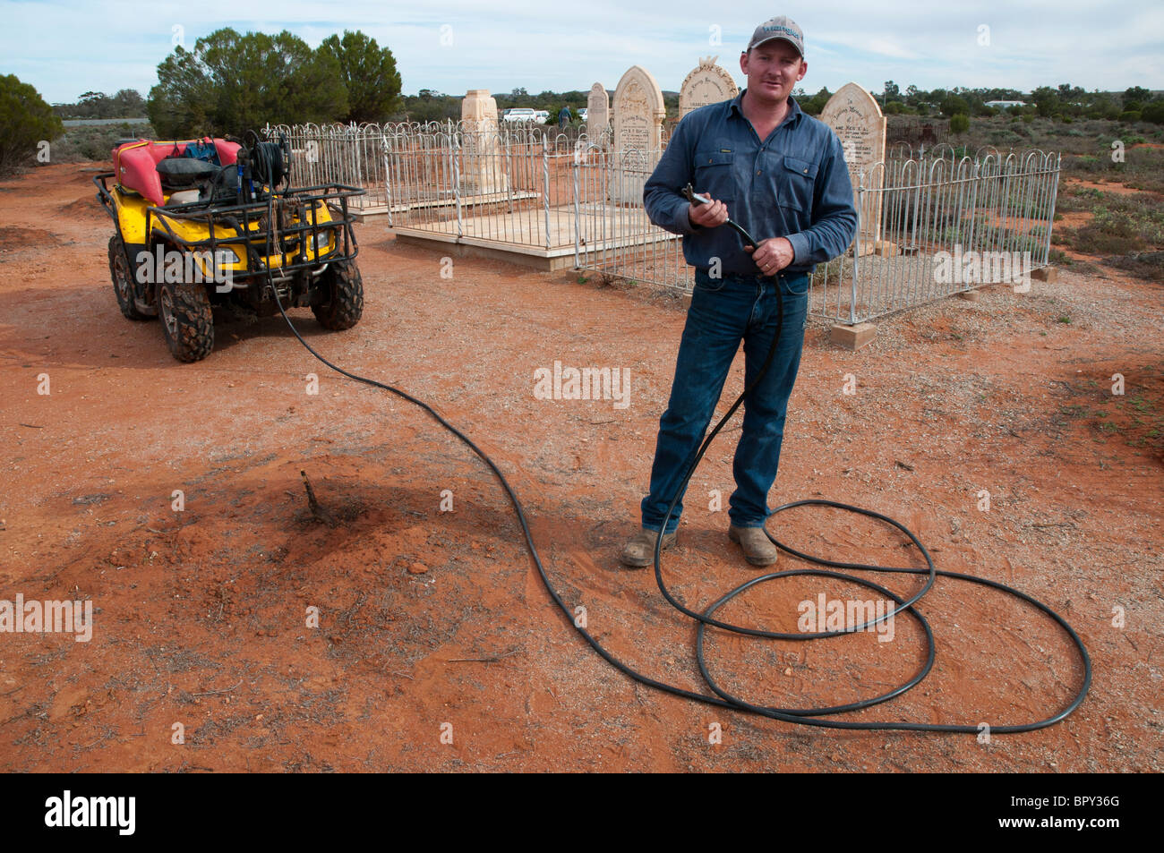 Herbizid-Spritzgerät auf dem historischen Friedhof in Silverton außerhalb Broken Hill im Outback New South Wales Stockfoto