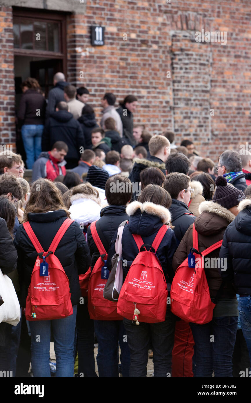 Schulkinder auf einer Tour des KZ Auschwitz-Birkenau. Stockfoto