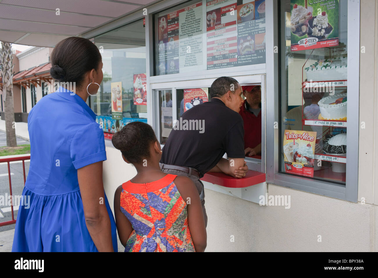 Barack Obama, First Lady Michelle Obama und Tochter Sasha Bestellung Eis bei Bruster in Panama City Beach Stockfoto