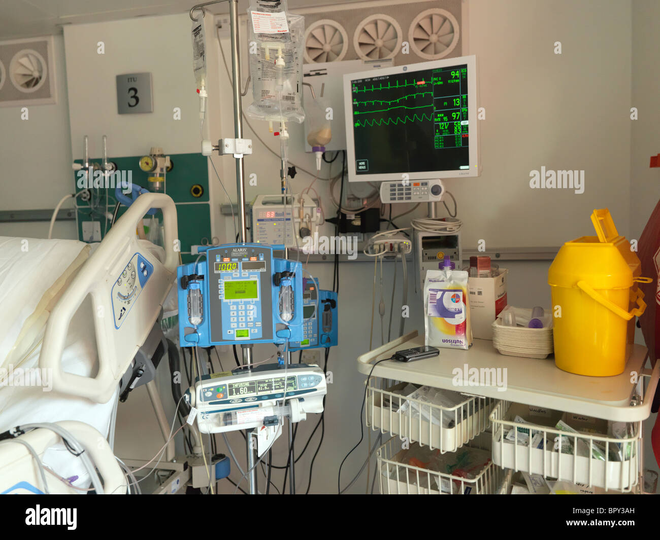 London England Private Intensivstation intravenösen Tropf und zeigt Herzfrequenz-Monitor Stockfoto