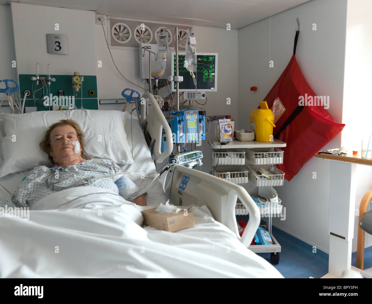 London England Private Intensivstation Seniorin im Krankenhausbett Stockfoto