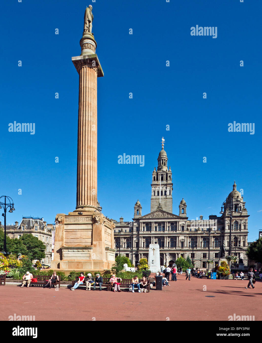 George Square im Zentrum von Glasgow mit Sir Walter Scott Statue links und Robert Burns Statue rechts und City Chambers hinten Stockfoto